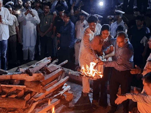 विनय को मुखाग्नि देते पिता व विनय की बहन।