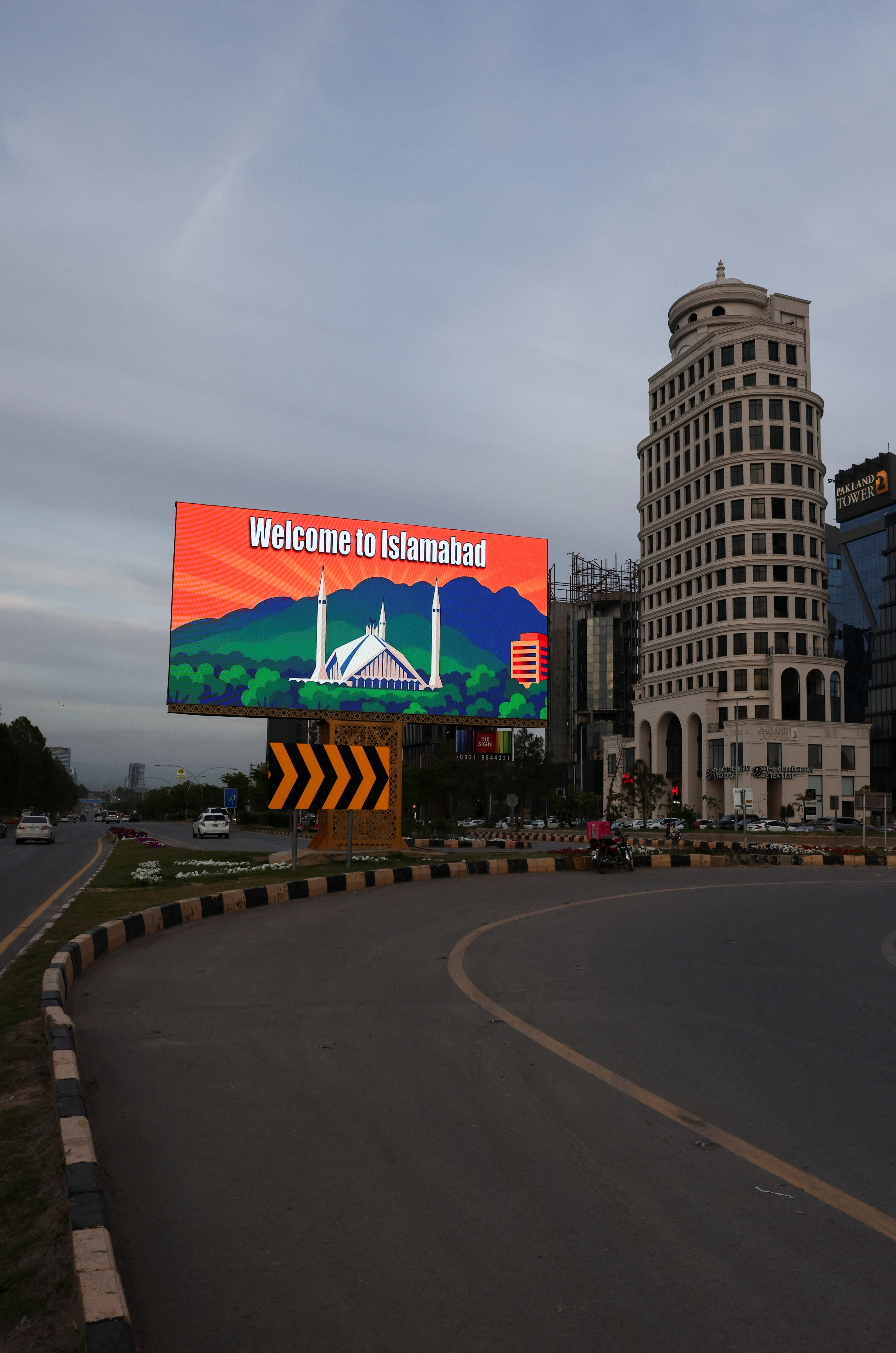 पाकिस्तान में 21-22 अप्रैल को अमेरिका-ईरान के बीच दूसरे दौर की बातचीत होने वाली थी, इसे लेकर राजधानी इस्लामाबाद में बैनर लगाए गए।