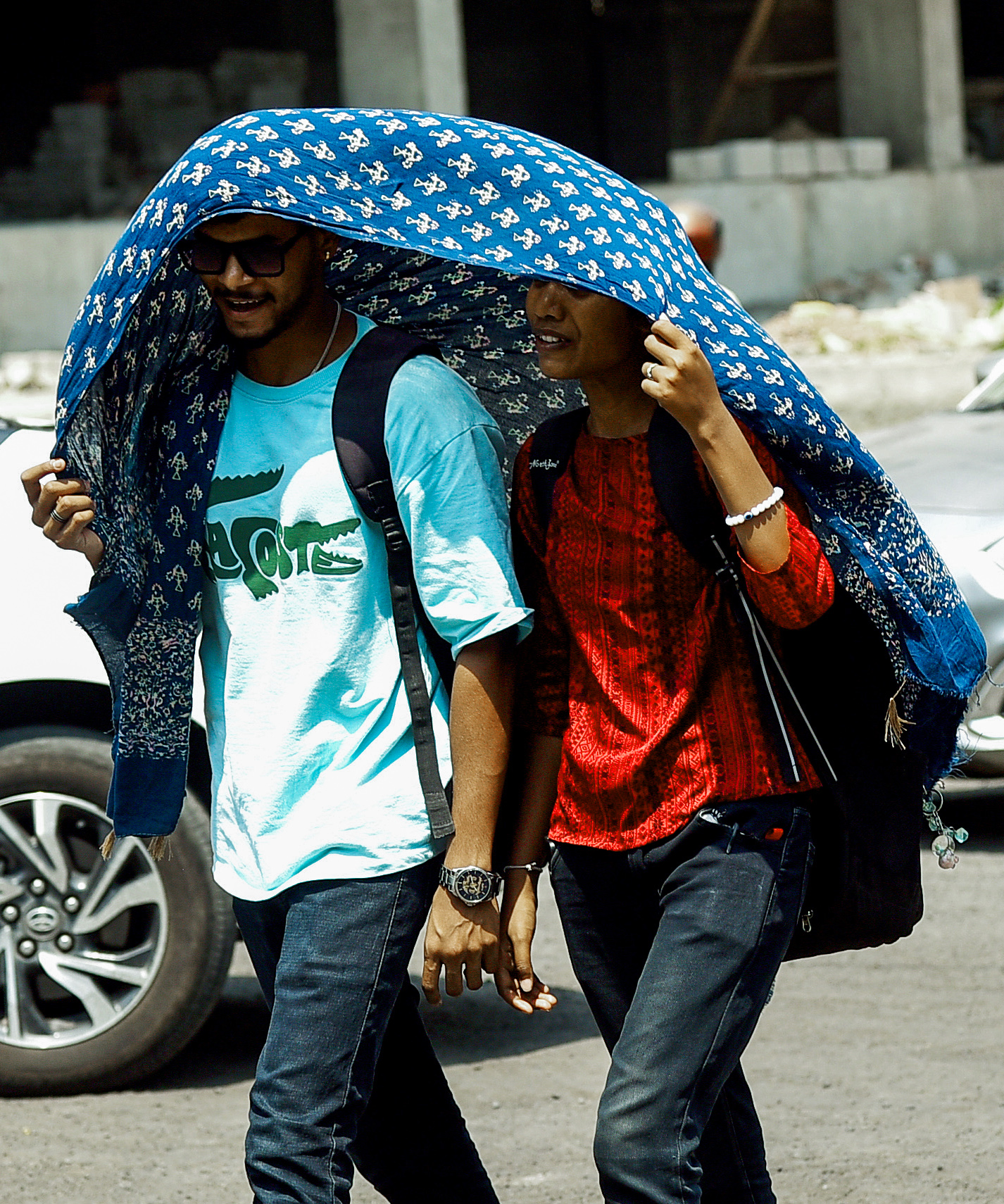 नागपुर में भीषण गर्मी के बीच लोग खुद को बचाने के लिए दुपट्टों से चेहरा ढकते नजर आए।