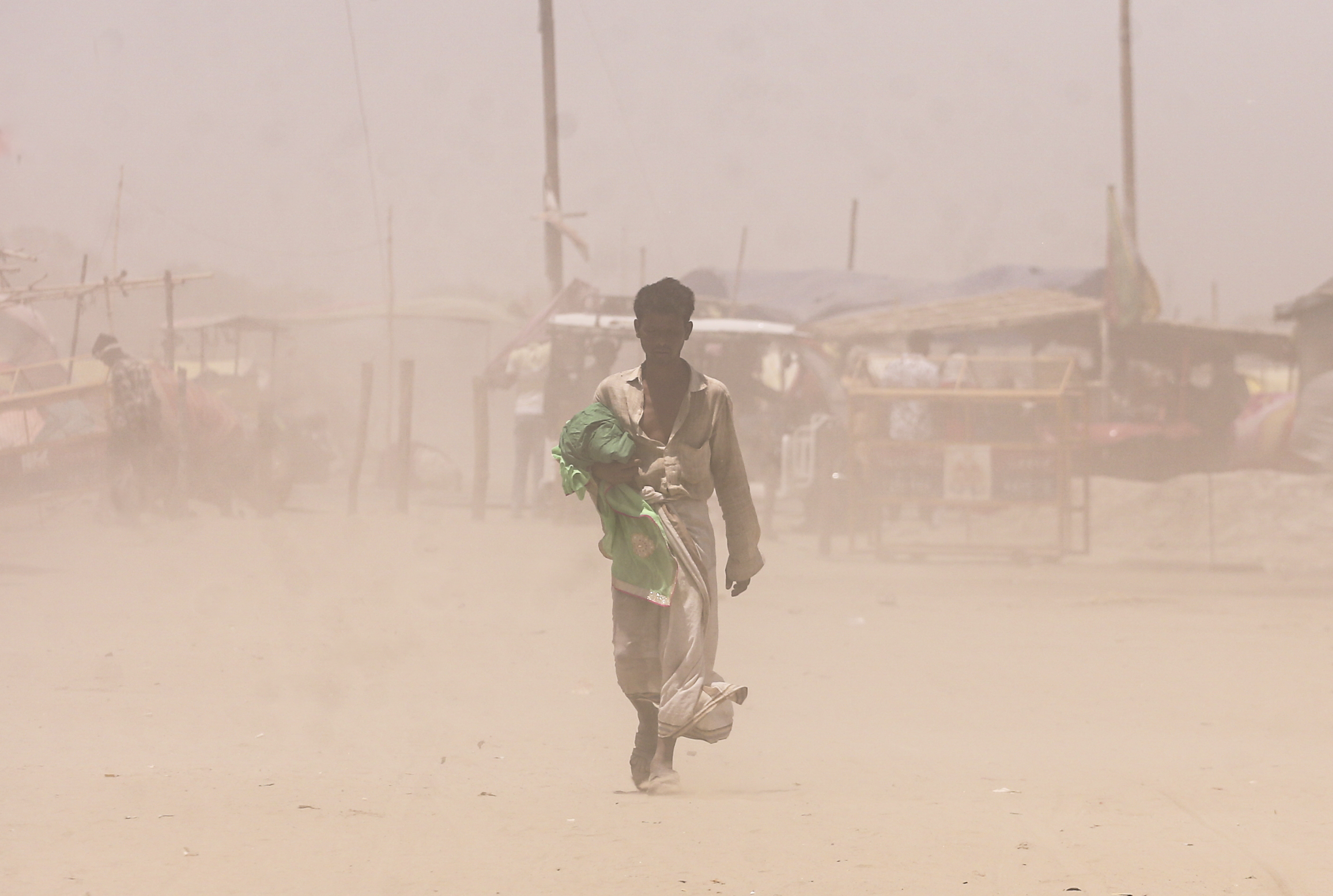 यूपी के प्रयागराज में बुधवार को तेज गर्म हवाओं के साथ धूल से लोग परेशान रहे।