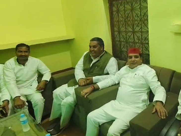 आजमगढ़ से समाजवादी पार्टी के सांसद धर्मेंद्र यादव संभल में एक शादी कार्यक्रम में शामिल हुए। - Dainik Bhaskar