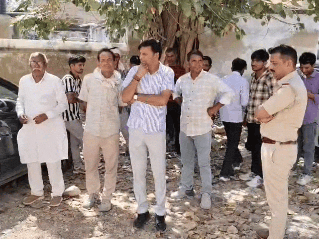 नावां हॉस्पिटल की मॉर्च्युरी के बाहर खड़े मृतका के परिजन।