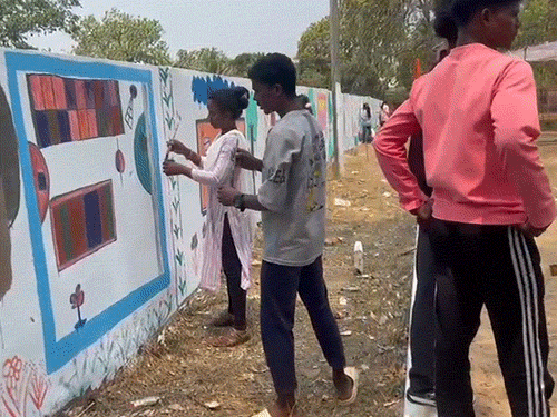 सचिन तेंदुलकर के दौरे को लेकर बच्चों ने दीवार को पेंट कर आकर्षक बनाया।