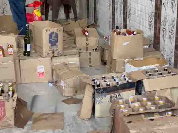 जॉइंट रेड में 50 पेटी अवैध शराब मिली।