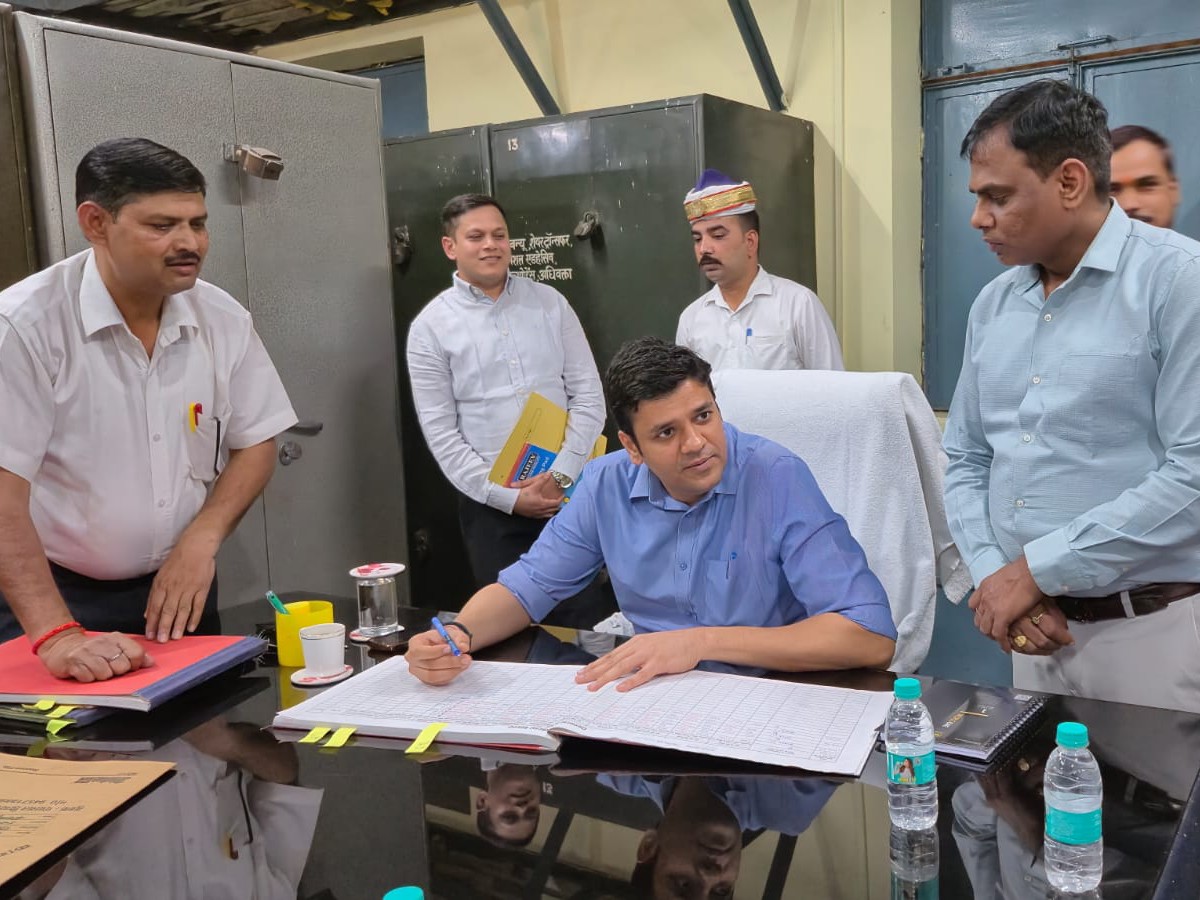 Aligarh New DM Avinash Kumar Takes Charge | Good Governance ...