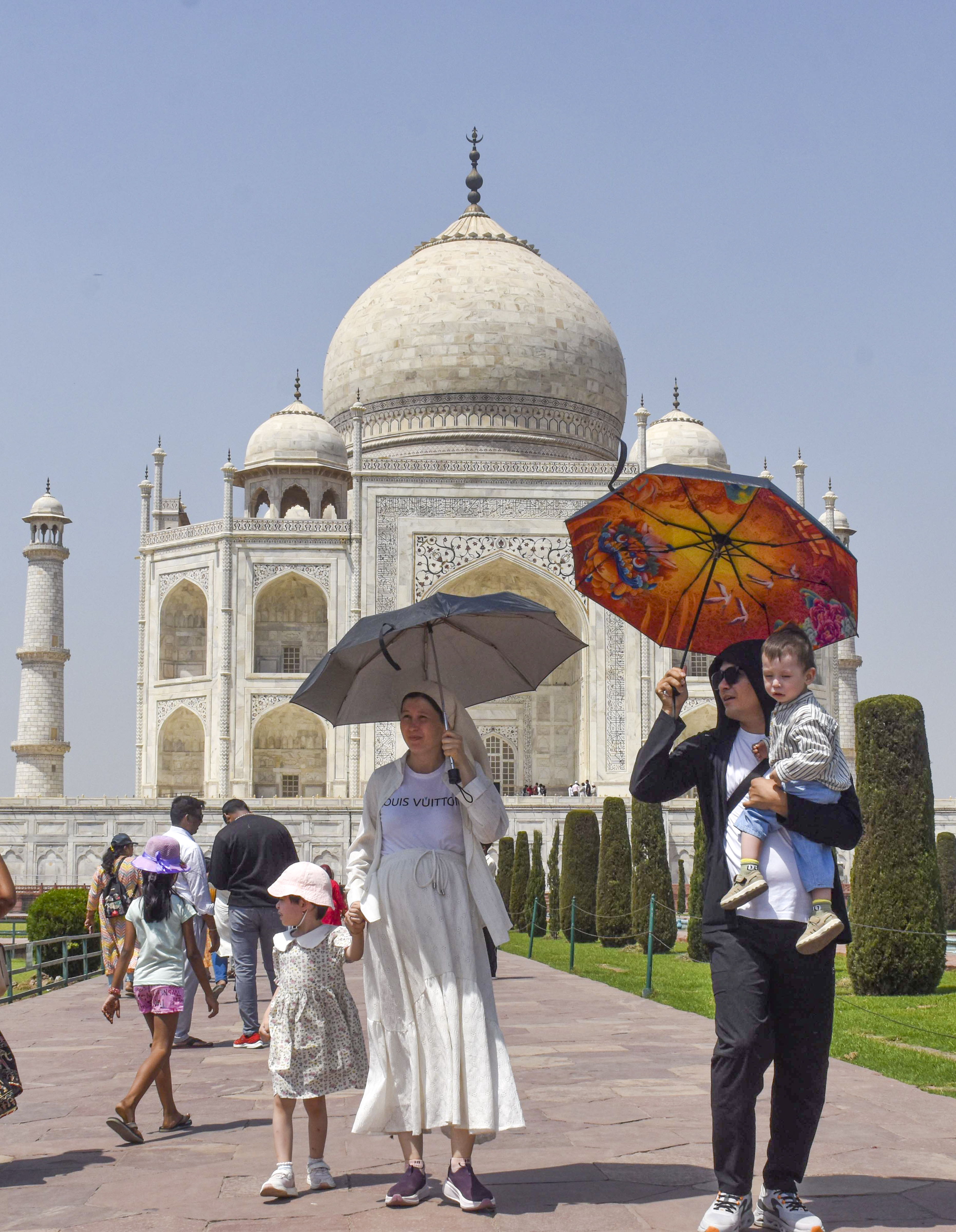 यूपी के आगरा में गर्मी भरे दिन में पर्यटक ताजमहल देखने पहुंचे। हालांकि यहां कुछ पर्यटकों की तबीयत बिगड़ गई।