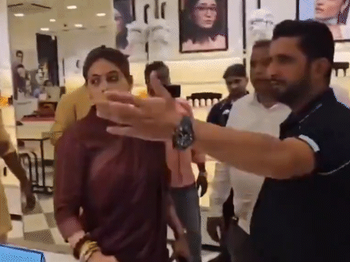 मुंबई में बीजेपी नेता ने लेंसकार्ट स्टोर में घुसकर मैनेजर से बहस की।