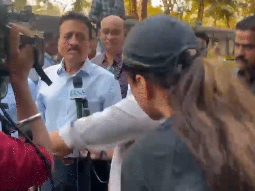 महिला ने मंत्री से कहा, आपको समझ नहीं आ रहा है।