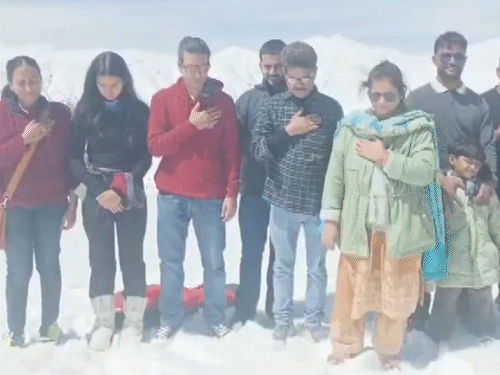 बैसरन घाटी में आए पर्यटकों ने आतंकी हमले में मारे गए लोगों को श्रद्धांजलि दी।