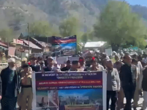 तंगधार में स्टूडेंट्स के साथ सिविल सोसाइटी के सदस्य भी एकजुटता मार्च में शामिल हुए।