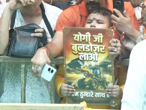 यूपीचे मुख्यमंत्री योगी आदित्यनाथ यांनी बंगालमधील जोरासांको येथे रॅली काढली. यावेळी एक मुलगा हातात योगीजी बुलडोझर आणा असे पोस्टर घेऊन पोहोचला होता.