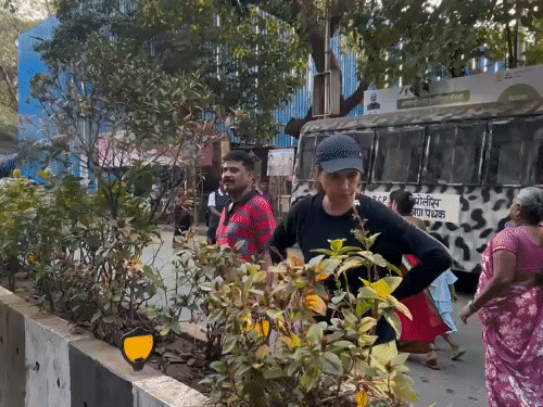 महिला ने कहा- मैं रोड पर एक घंटे से खड़ी हूं। फिर बोतल उठाकर फेंकी।