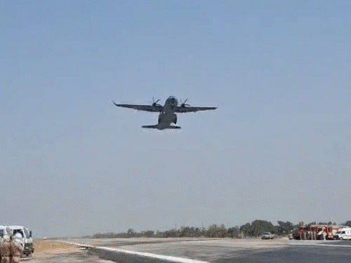 वायु सेना के C295 ट्रांसपोर्ट एयरक्राफ्ट ने एक्सप्रेस- वे से टेकऑफ किया।