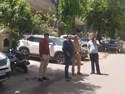 पुलिस और फॉरेंसिक टीमें IRS अफसर के घर पर मौजूद हैं।