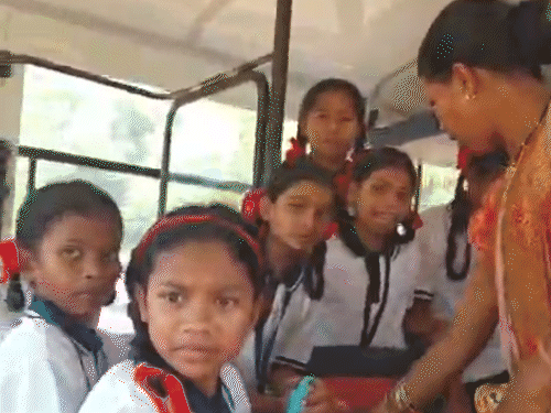 50 सीटर स्कूली बस में 100 से ज्यादा बच्चे लाए गए।