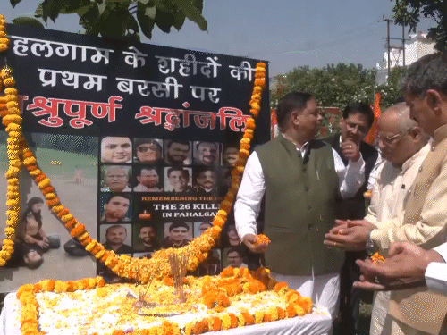 जम्मू में भाजपा नेताओं ने पहलगाम हमले में मारे गए लोगों को श्रद्धांजलि दी।