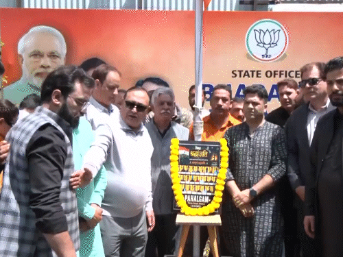 भाजपा नेताओं ने श्रीनगर में आतंकी हमले में मारे गए लोगों को श्रद्धांजलि दी।