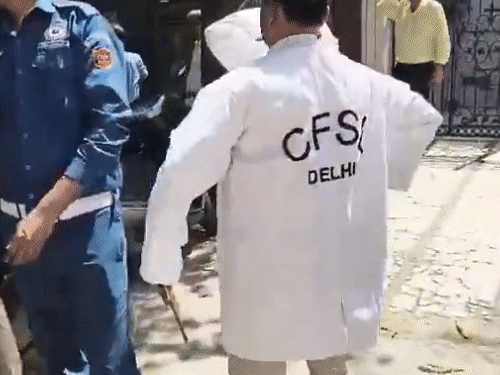 घटनास्थल पर FSL (फॉरेंसिक साइंस लैब) की टीम पहुंच गई है।