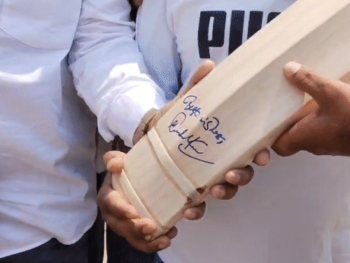 जगदलपुर में सचिन ने बच्चों को बल्ले पर ऑटोग्राफ दिया।