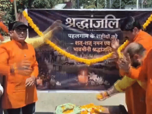 जम्मू में शिवसेना (उद्धव) के कार्यकर्ताओं ने श्रद्धांजलि दी और पाकिस्तानी आतंकियों का पुतला जलाया।