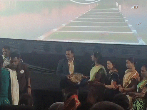 प्रोग्राम के बाद दोनों को अवॉर्ड दिया गया।