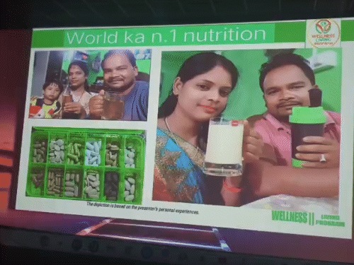 न्यूट्रिशन का प्रचार कर रहे पति-पत्नी।