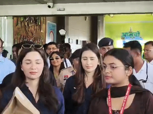 सचिन तेंदुलकर अपने परिवार संग जगदलपुर पहुंचे।