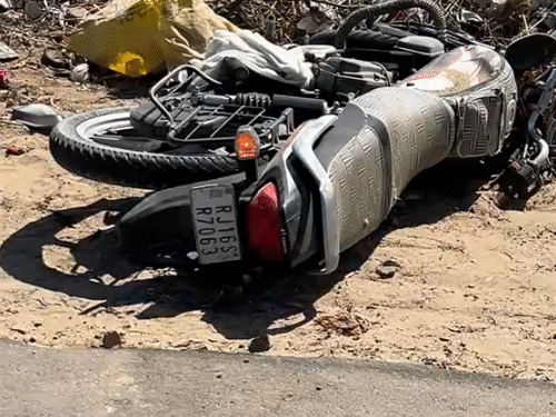 तस्वीर, अखाराम के पिता की बाइक की है। यहीं उनका एक्सीडेंट हुआ था।