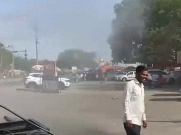 आगरा में सुबह से ही भीषण गर्मी पड़ रही है। सड़कों पर पानी की बौछारें डाली जा रही हैं। ताकि, लोगों को गर्मी से राहम मिले और तेज हवा की वजह से धूल न उड़े।