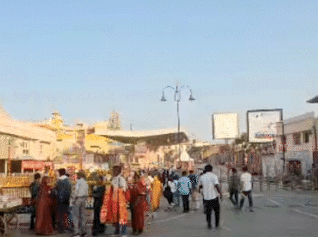 अयोध्या में भी भीषण गर्मी पड़ रही है। तेज धूप निकली है।