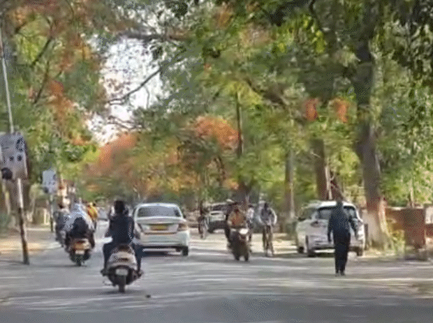 वाराणसी में सुबह से तेज धूप निकली है। गाड़ियों पर लोग गमछा लपेटे नजर आ रहे हैं।