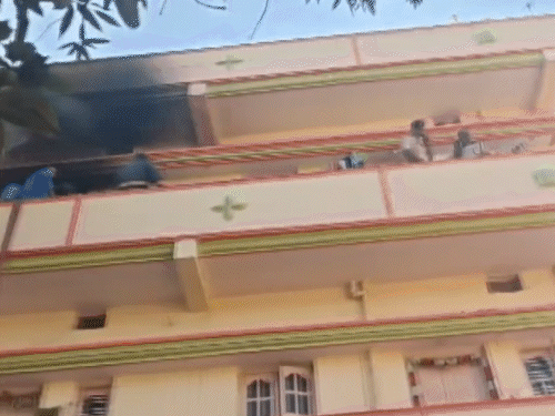 घटना के बाद घर में धुआं फैल गया था। पीड़ित का शव जली हुई हालत में मिला।