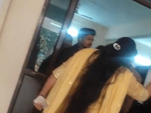 छत्तीसगढ़ गृह निर्माण मंडल के ऑफिस में महिला (गुलाबी साड़ी) ने सीनियर अफसर पूनम बंजारे पर पैसे मांगने का आरोप लगाया।