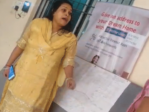 छत्तीसगढ़ गृह निर्माण मंडल की वरिष्ठ सहायक पूनम बंजारे से महिला की जमकर हुई बहस।