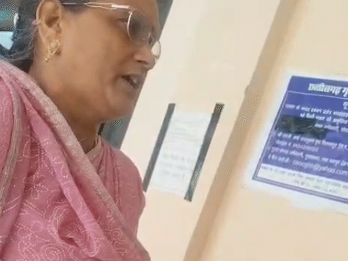 वीडियो में दिख रही महिला एनओसी देने के एवज में पैसे मांगने का आरोप लगा रही है।