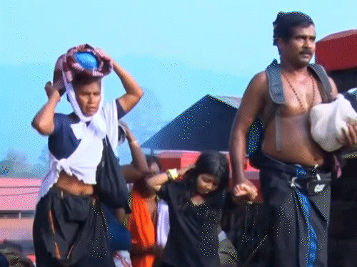 सबरीमाला मंदिर में 10 से 50 साल की महिलाओं की एंट्री को लेकर SC में सुनवाई चल रही है। - Dainik Bhaskar