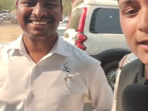 छिंदनार में एक फैन की शर्ट में सचिन ने ऑटोग्राफ दिया।