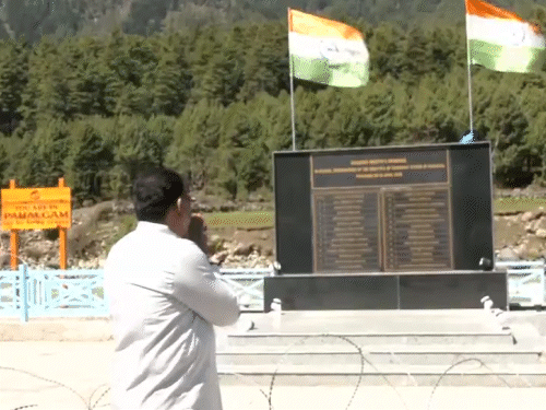 महाराष्ट्र के मंत्री संजय शिरसाट ने बैसरन मेमोरियल पर जाकर उन्हें श्रद्धांजलि दी।