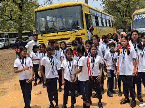 सचिन तेंदुलकर के कार्यक्रम में पहुंचे बच्चे।