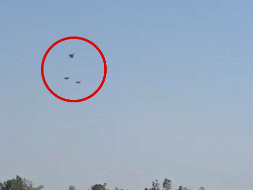 एयर शो में 3 मिराज-2000 लड़ाकू विमान आसमान में एक साथ उड़ान भरते दिखाई दिए।