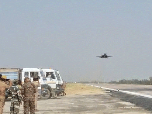 एयर शो में सुखोई लड़ाकू विमान ने 'टच एंड गो' का अभ्यास किया।