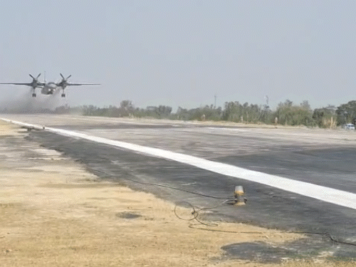 यह M32 भीष्म एयरक्राफ्ट है। एयर शो के दौरान इसने एक्सप्रेस-वे पर लैंडिंग और टेकऑफ का अभ्यास किया।