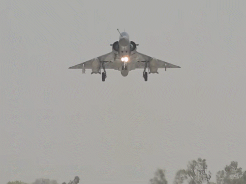 एयर शो के दौरान राफेल फाइटर जेट ने एक्सप्रेस-वे पर लैंडिंग की। राफेल की गड़गड़ाहट से पूरा इलाका गूंज उठा।