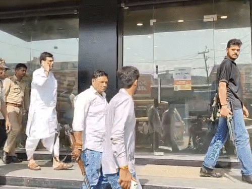 गाजियाबाद में बीजेपी विधायक समर्थकों के साथ लेंसकार्ट स्टोर में घुसे।