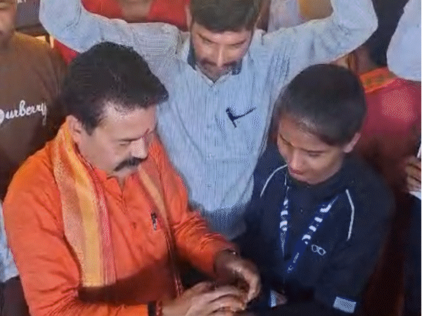 हिंदू संगठन के कार्यकर्ताओं ने लेंसकार्ट के कर्मचारियों को तिलक लगाया।