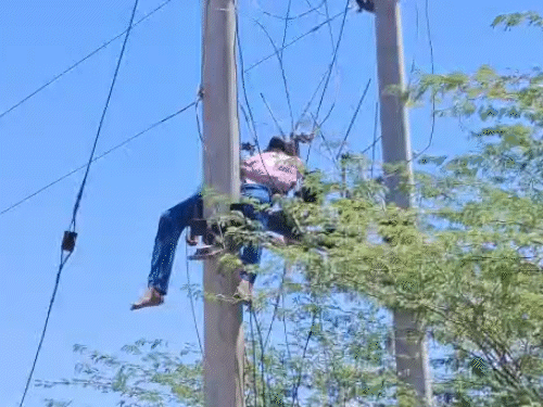 तस्वीर, अखराम की है। उसका शव तारों से उतारने से परिजनों ने मना कर दिया था।