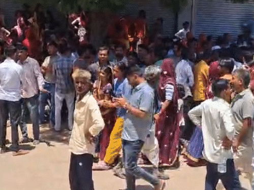 परिजनों ने आरोप लगाया कि अब तक कोई बड़ा अधिकारी उनसे मिलने नहीं आया है।