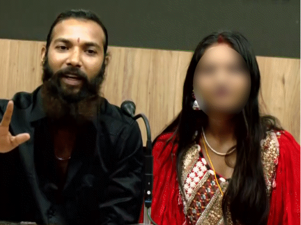 कुंभ वायरल गर्ल और उसके पति फरमान ने प्रेस कॉन्फ्रेंस कर अपने रिश्ते के बारे में बताया था।