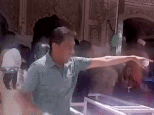 पुलिसकर्मियों के द्वारा परिचितों को सीधे एंट्री करवाते हुए दिखाते रॉकी मित्तल।