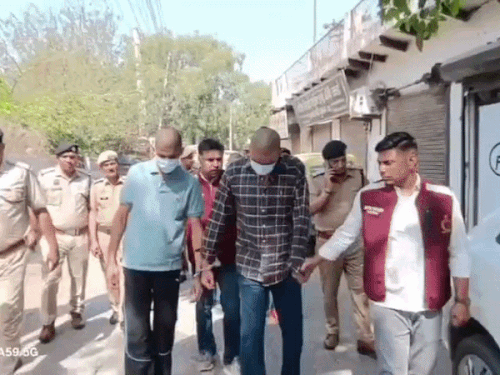 पुलिस ने तीनों आरोपियों की बीच बाजार परेड निकाली। तीनों लंगड़ाते हुए चलते दिखे।